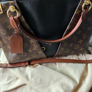 Lv VTote MM 2018 Made in USA barely used excellent condition